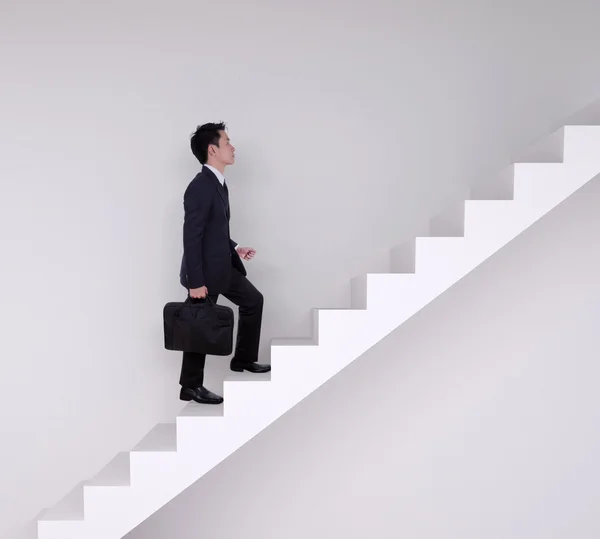 Hombre de negocios subiendo escaleras — Foto de Stock