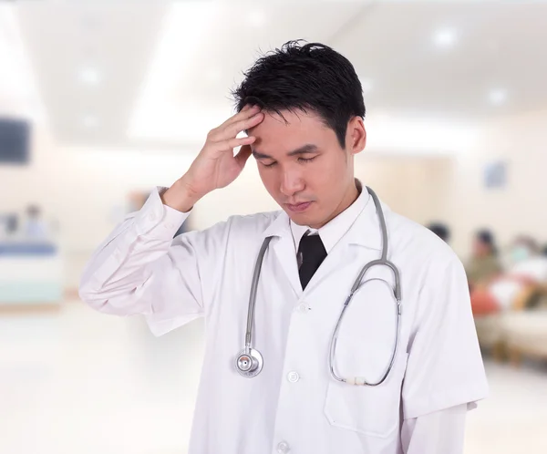 Doctor sostenga la cabeza con la mano, preocupado, tensión, dolor de cabeza —  Fotos de Stock