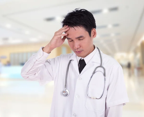 Doctor sostenga la cabeza con la mano, preocupado, tensión, dolor de cabeza —  Fotos de Stock