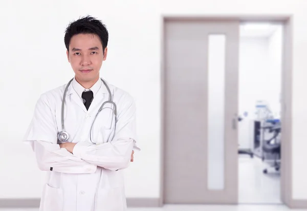 Doctor smiling with arms crossed — Stock Photo, Image