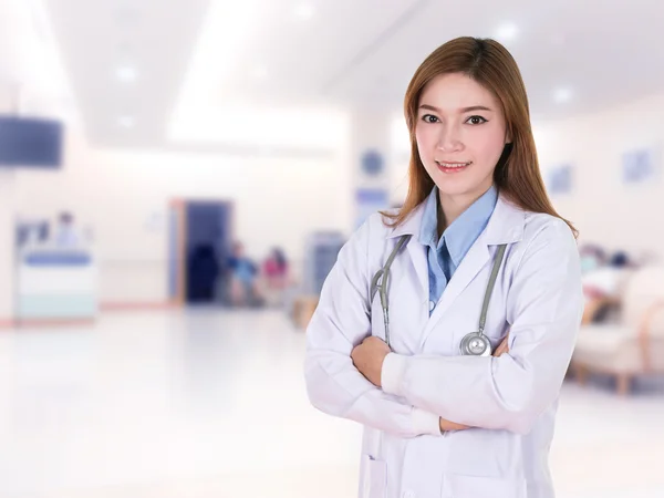 Medico femminile sorridente con le braccia incrociate — Foto Stock