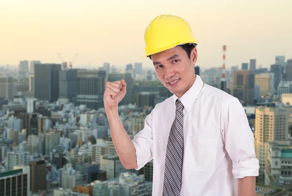 Engenheiro feliz com braço levantado, conceito de sucesso, cidade de volta — Fotografia de Stock