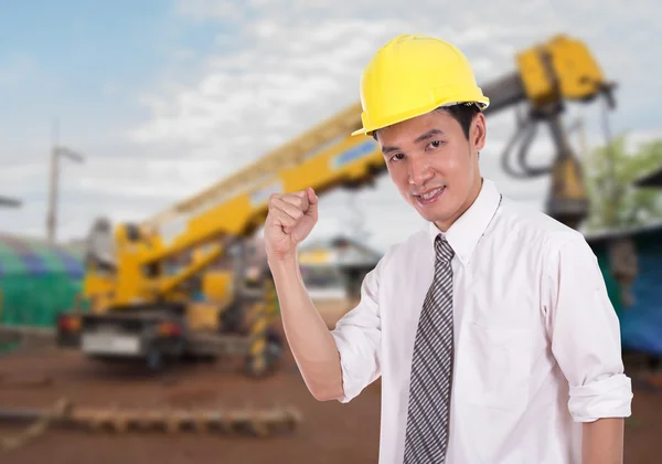 Engenheiro feliz com braço levantado, conceito de sucesso, construir — Fotografia de Stock