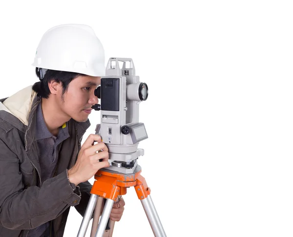 Ingeniero que trabaja con equipos de levantamiento teodolito — Foto de Stock