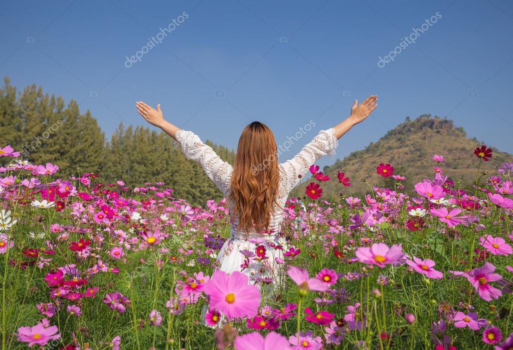 Risultato immagini per donna in campo di fiori
