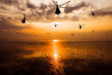 Gökyüzüne hareket askeri helikopter silüeti