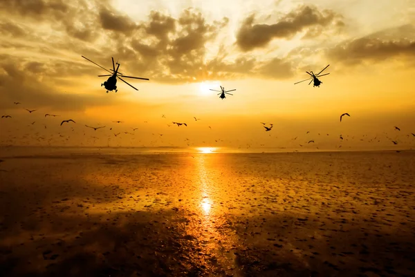 Silueta del helicóptero militar moviéndose hacia el cielo — Foto de Stock