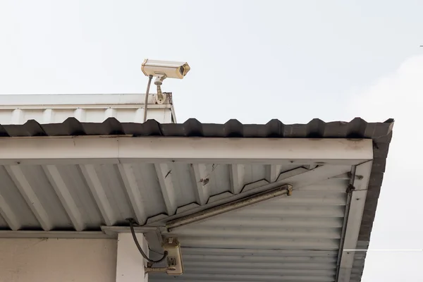 Cctv-Überwachungskamera auf dem Dach bei schlechtem Wetter — Stockfoto