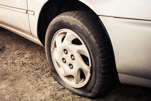 Fermer Pneu plat et vieille voiture sur la route en attente de réparation — Photo