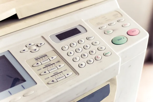 Mesin fotokopi lama dan fax. Kerusakan tidak tersedia dan berdebu. Fokus pada angka. — Stok Foto