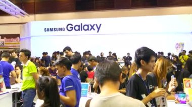 Samsung akıllı telefon standı yeni akıllı telefon ve yeni teknoloji göstermek ve birçok insan ilgileniyor,Samsung Tme bir Android popüler akıllı telefon 2016