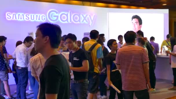 Lo stand smartphone Samsung mostra nuovi smartphone e nuove tecnologie e un sacco di persone sono interessate, Samsung è uno smartphone popolare Android a TME 2016 — Video Stock