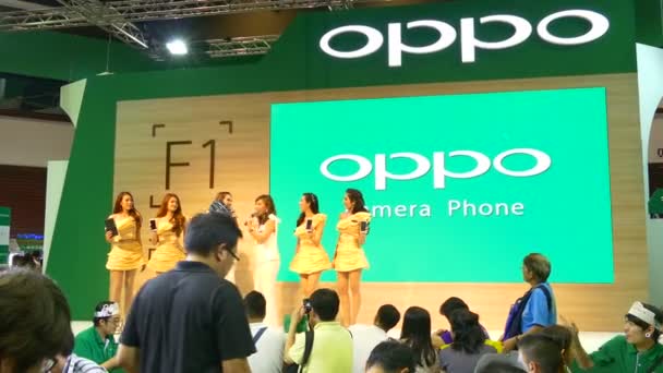 Стенд смартфонов OPPO показать новые смартфоны и новые технологии и много людей заинтересованы, OPPO является Android смартфон на Thailand Mobile Expo 2016 — стоковое видео
