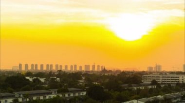 Güzel güneş ve bulutlu gökyüzü ile bir sıcak bahar gün timelapse Kulesi ve şehir Rooftops görünümü panoramik görünüm
