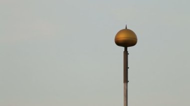 Paratoner günbatımı olduğunda gerçekleştirilen kiremit üzerinde