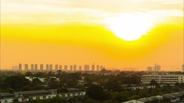 Panoramiczny widok na dachy widok wieża i miasto na ciepłe wiosenne dni timelapse z piękne słońce i pochmurne niebo — Wideo stockowe