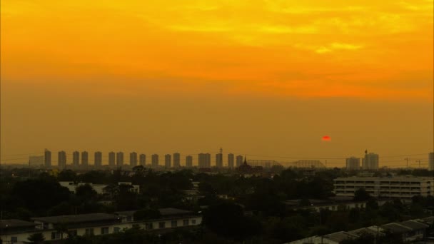 Panoramiczny widok na dachy widok wieża i miasto na ciepłe wiosenne dni timelapse z piękne słońce i pochmurne niebo — Wideo stockowe