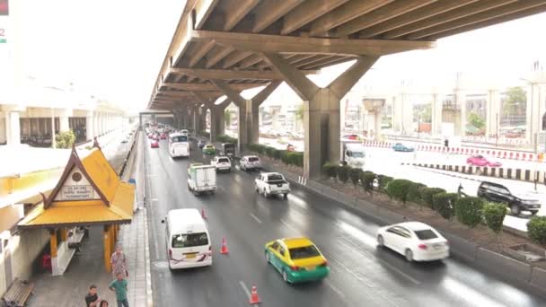 Bangkok, Thailand - mars 15, 2016:Heavy trafik i huvudstaden och många människor pendlar varje dag med dagsljus för bakgrund på Bangkok, Thailand — Stockvideo