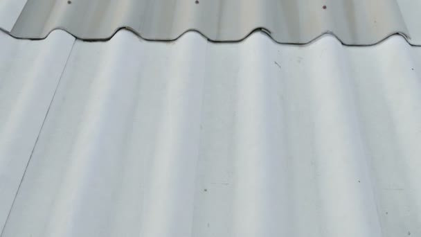O telhado-azulejo assumir o edifício — Vídeo de Stock