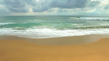 Güzel deniz ve plaj sarı kum Phuket, Tayland için mavi gökyüzü ile