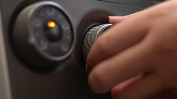Homem ligar ou desligar o sistema de ar condicionado do carro — Vídeo de Stock
