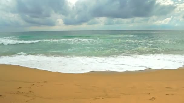 Vakkert hav og strand gul sand med blå himmel i Phuket, Thailand – stockvideo