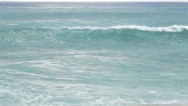 Poderosas ondas oceânicas azuis quebrando fundo natural — Vídeo de Stock