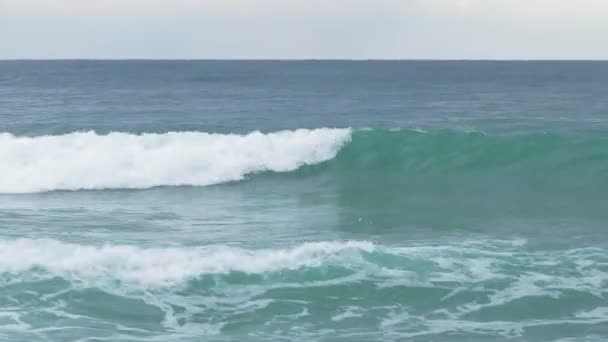 Potentes olas azules rompiendo el fondo natural — Vídeo de stock