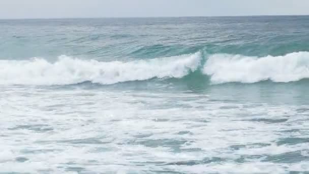 Poderosas ondas oceânicas azuis quebrando fundo natural — Vídeo de Stock