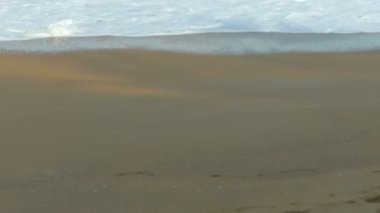 Güzel deniz ve plaj sarı kum Phuket, Tayland için mavi gökyüzü ile