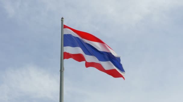 Bandera de Tailandia ondeando en el viento con cielo azul en el día de la mañana — Vídeos de Stock