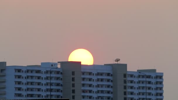 建物の背後に夕日 — ストック動画