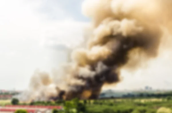 Verwischungseffekt von Waldbränden in der Stadt, wodurch eine große Flamme und Rauch in der Luft ist sehr heiß Tage. Feuerwehrleute eilen herbei, um ein Übergreifen des Feuers auf das Dorf zu verhindern — Stockfoto