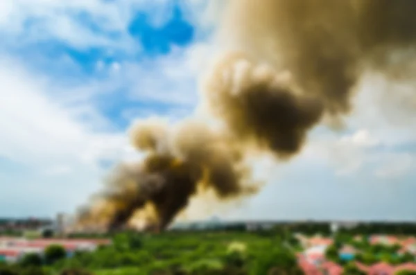 Verwischungseffekt von Waldbränden in der Stadt, wodurch eine große Flamme und Rauch in der Luft ist sehr heiß Tage. Feuerwehrleute eilen herbei, um ein Übergreifen des Feuers auf das Dorf zu verhindern — Stockfoto