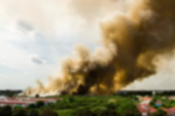 Effetto sfocatura degli incendi boschivi in città, causando una grande fiamma e fumo nell'aria è giorni molto caldi. I pompieri si affrettano ad aiutare a prevenire la diffusione del fuoco al villaggio — Foto Stock