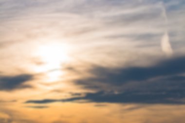 Gökyüzü ve bulut arka plan ile etkisi bulanıklık gündoğumu, renkli