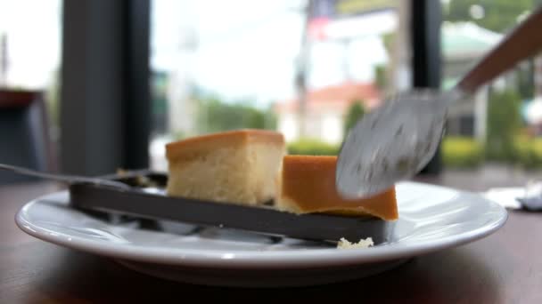 Persona comiendo pastel de mantequilla en la cafetería: Full HD — Vídeos de Stock