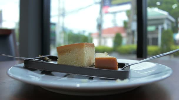 Persona comiendo pastel de mantequilla en la cafetería: Full HD — Vídeo de stock