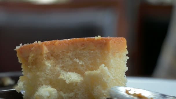 Persona comiendo pastel de mantequilla en la cafetería: Full HD — Vídeo de stock