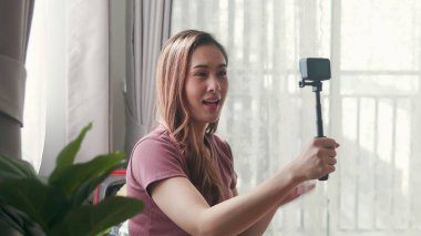 Turizm blogcusu seyahat gezisi için izleyicilerle selfie kaydediyor.