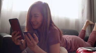 Kredi kartıyla seyahat etmek için internet üzerinden turist rezervasyonu.