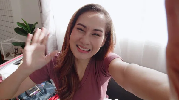 Härlig Bloggare Spela Video Selfie Samtidigt Som Packar Resväska För — Stockfoto