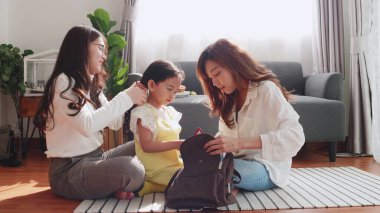 Anaokulu kızı ilk kez okula gideceği için heyecanlı. Aile Çifti anne ve evlatlık kızı için okul için hazırlanacak bir çanta hazırlıyor..