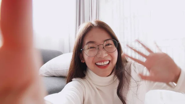 Mooie Aziatische Vrouw Dragen Bril Glimlachen Zwaaien Naar Video Camera — Stockfoto