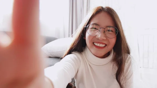 Bella Donna Asiatica Con Gli Occhiali Sorride Saluta Videocamera Selfie — Foto Stock