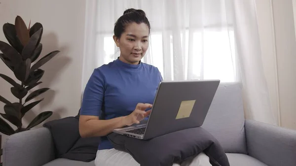 Nueva Mujer Negocios Normal Trabajar Desde Casa Por Ordenador Portátil — Foto de Stock