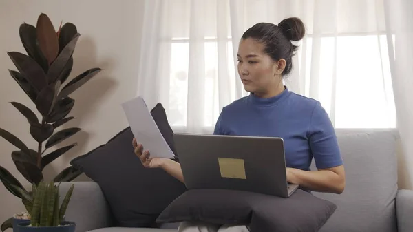 Yeni Normal Bir Kadını Evinde Dizüstü Bilgisayarla Koltukta Mutlu Mesut — Stok fotoğraf