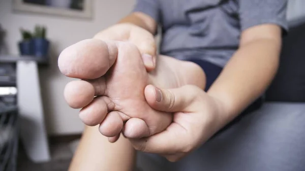 Grijp Voet Door Persoon Masseren Die Aan Zwellende Pijn Lijdt — Stockfoto