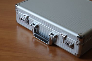 Gizli evrak çantası, belgeleri taşırken ya da gizli katmanı ifşa etmek istemezken bilgi saklamak için masanın üzerine konur..
