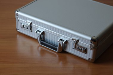 Gizli evrak çantası, belgeleri taşırken ya da gizli katmanı ifşa etmek istemezken bilgi saklamak için masanın üzerine konur..
